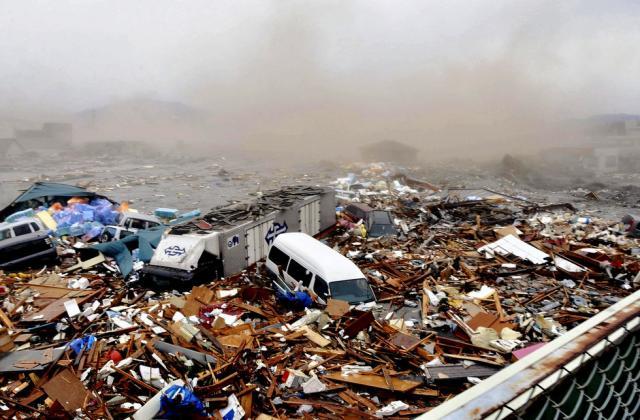 Bilanţul victimelor seismului şi valului devastator din Japonia a ajuns la 1.217 morţi, alte sute de persoane fiind în continuare dispărute (foto: AP Photo/Kyodo News)