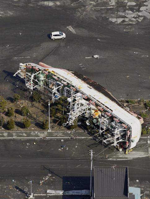 Costurile seismului din Japonia pentru firmele de asigurări ar putea atinge 34,6 miliarde de dolari (foto: AP Photo/Kyodo News)