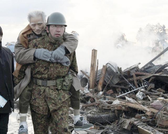 Circa 590.000 de persoane au fost evacuate în Japonia după cutremurul urmat de tsunami de vineri (foto: AP Photo/Kyodo News)