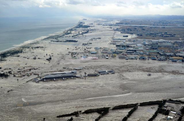 Bilanţul victimelor seismului şi valului devastator din Japonia a ajuns la 1.217 morţi, alte sute de persoane fiind în continuare dispărute (foto: AP Photo/Kyodo News)