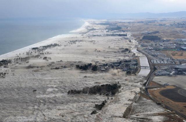 Costurile seismului din Japonia pentru firmele de asigurări ar putea atinge 34,6 miliarde de dolari (foto: AP Photo/Kyodo News)