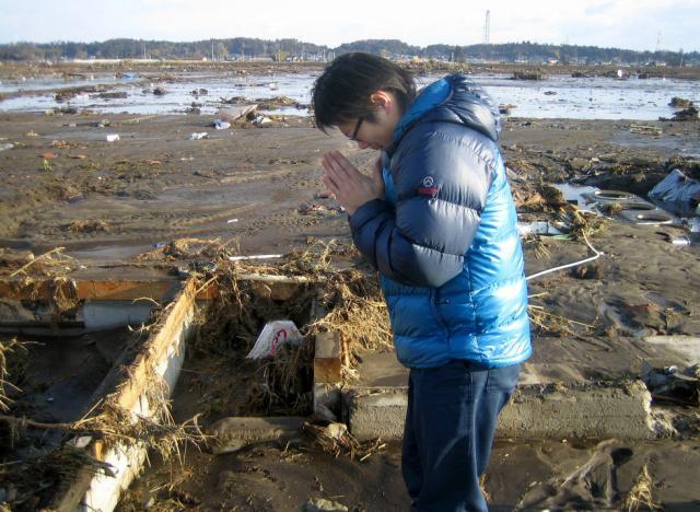 Bilanţul victimelor seismului şi valului devastator din Japonia a ajuns la 1.217 morţi, alte sute de persoane fiind în continuare dispărute (foto: AP Photo/Kyodo News)