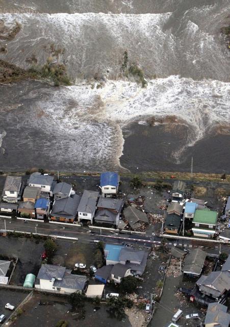 Bilanţul victimelor seismului şi valului devastator din Japonia a ajuns la 1.217 morţi, alte sute de persoane fiind în continuare dispărute (foto: AP Photo/Kyodo News)