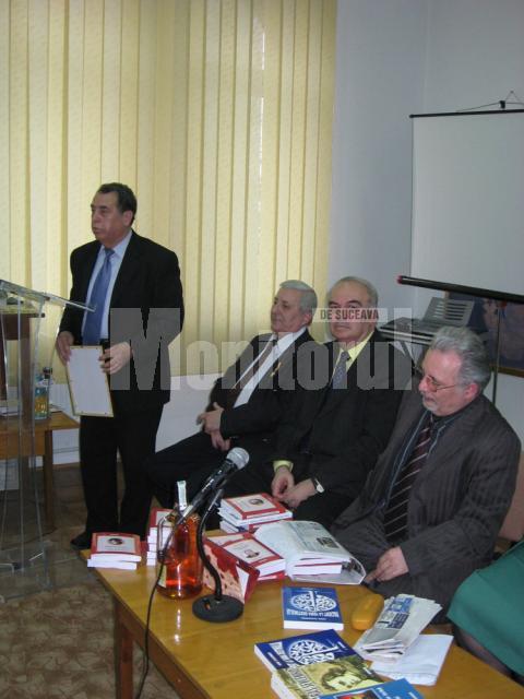 Conferirea diplomei Fundaţiei Culturale a Bucovinei de către preşedintele Dumitru Cucu