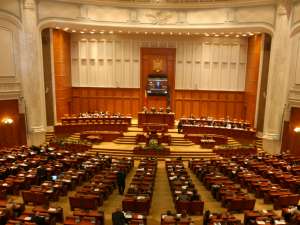 Parlamentul are programată, astăzi, şedinţa de plen reunit pentru dezbaterea şi votarea moţiunii de cenzură pe Codul Muncii