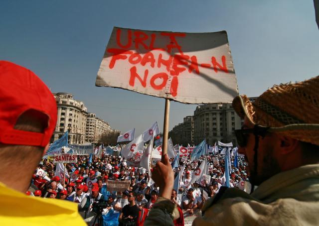 Mitingul anunţat ca o mare manifestaţie a beneficiat de prezenţa a 10.000 de oameni Foto: MEDIAFAX