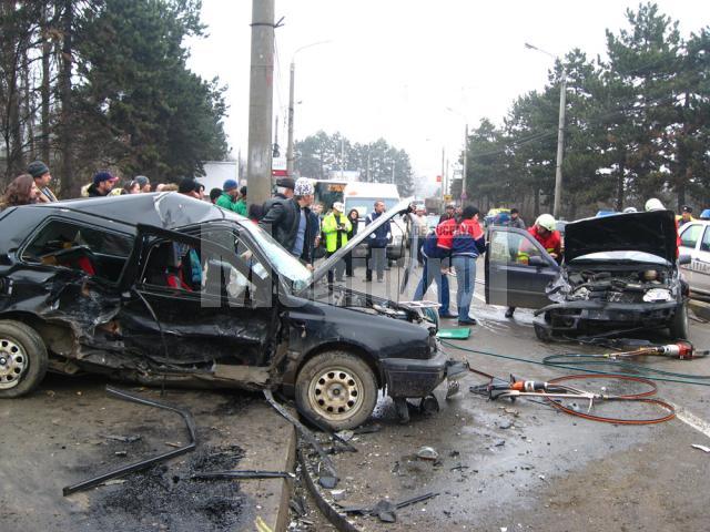 Impactul dintre cele două maşini a fost foarte violent, trei persoane fiind rănite, una dintre acestea fiind în stare foarte gravă