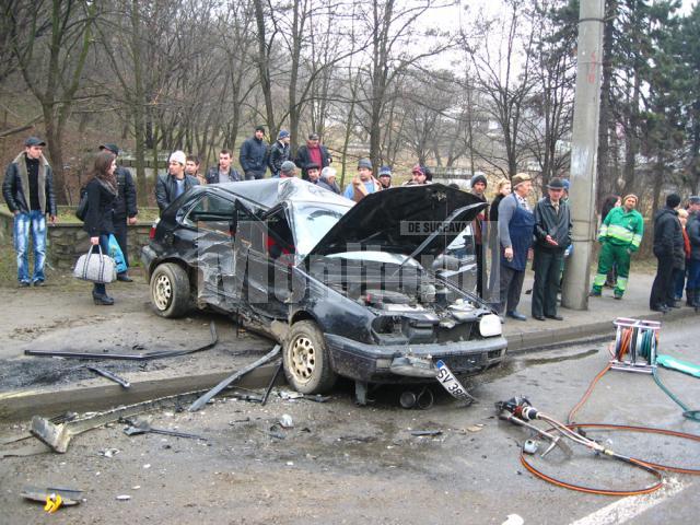 Impactul dintre cele două maşini a fost foarte violent, trei persoane fiind rănite, una dintre acestea fiind în stare foarte gravă