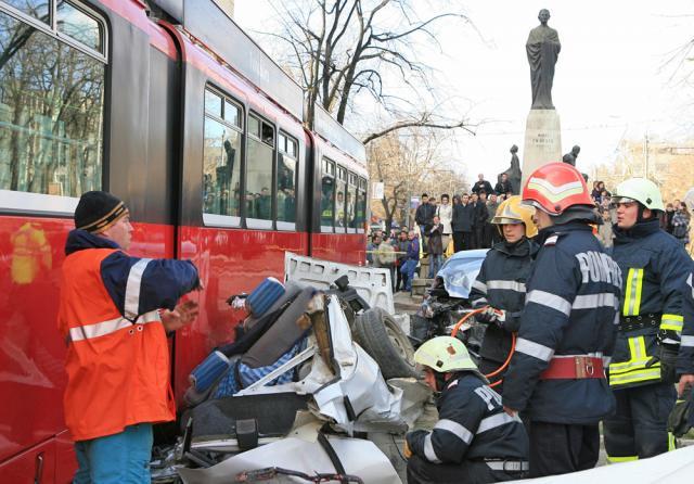 În urma impactului cu tramvaiul un autoturism s-a rupt în două, o parte rămânând prinsă sub mijlocul de transport, iar cealaltă parte fiind proiectată pe stradă Foto: Mediafax