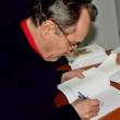 Poetul Alexa Paşcu oferind autografe