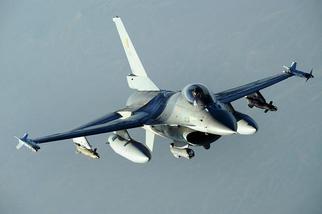Un detaşament de patru avioane de vânătoare belgiene de tip F-16 a început luni o primă misiune în cadrul intervenţiei coaliţiei internaţionale în Libia