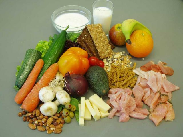 Persoanele care recurg la diete bogate în proteine de origine animală şi sărace în carbohidraţi prezintă un risc crescut de a se îmbolnăvi de cancer de colon