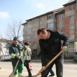Viceprimarul Harsovschi la curatenia de primavara in cartierul Obcini