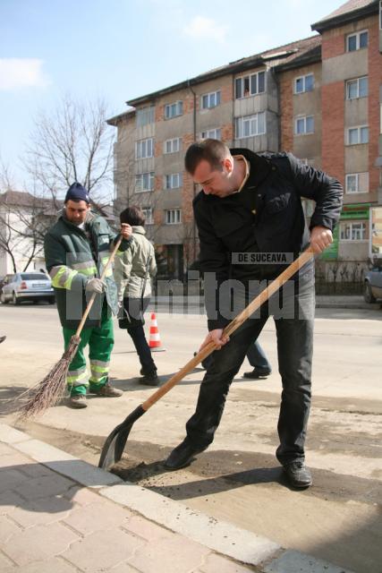 Viceprimarul Harsovschi la curatenia de primavara in cartierul Obcini