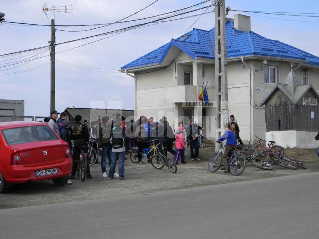 Micii biciclisti in fata Politiei Moara