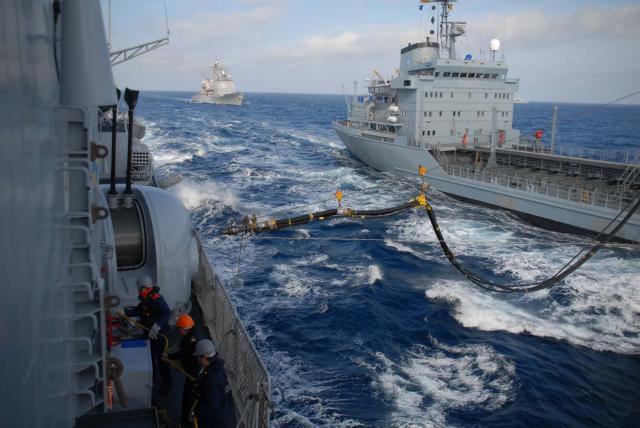 Şase nave ale NATO, susţinute de aviaţie, au început să patruleze în largul Libiei pentru a aplica embargoul asupra armelor decis de Naţiunile Unite