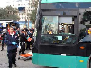 Cel puţin o persoană a murit, iar alte aproximativ 30 au fost rănite, la Ierusalim, trei fiind în stare gravă, după ce o bombă a explodat în apropierea a două autobuze ale serviciului de transport în comun