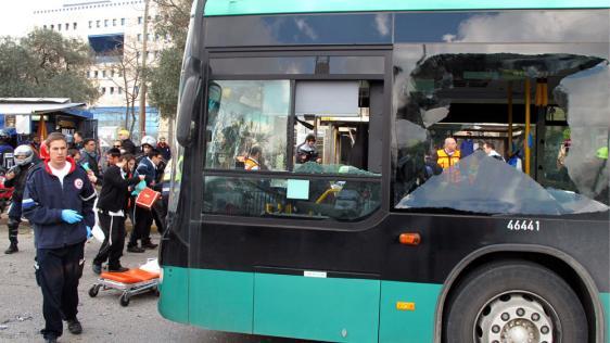 Cel puţin o persoană a murit, iar alte aproximativ 30 au fost rănite, la Ierusalim, trei fiind în stare gravă, după ce o bombă a explodat în apropierea a două autobuze ale serviciului de transport în comun