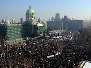 Peste 5.000 de angajaţi bugetari sârbi - profesori, medici, poliţişti - au protestat vineri la Belgrad (foto: AFP)