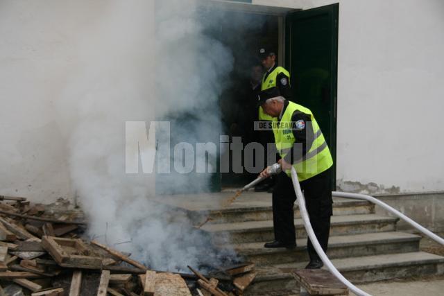 Incendiu provocat cel mai probabil de o tigara aruncata de suporterii ce-au iesit din sala la pauza