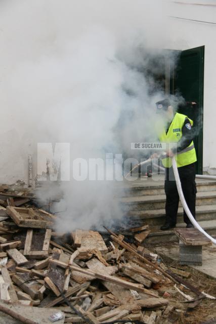 Incendiu provocat cel mai probabil de o tigara aruncata de suporterii ce-au iesit din sala la pauza