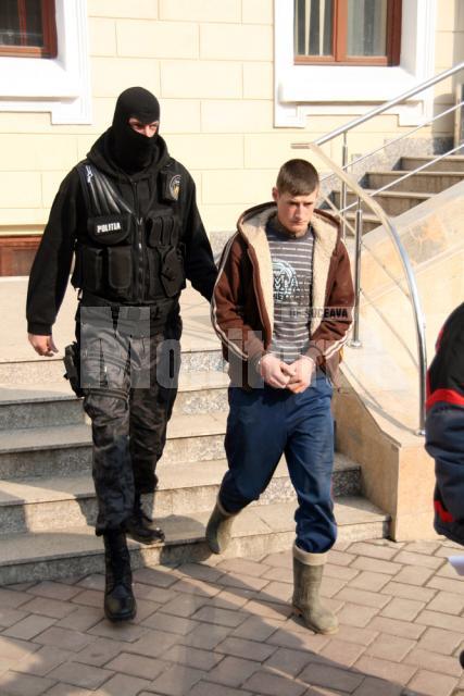 Benone Andrei Popa, urmându-şi mama în arestul poliţiei