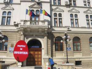 În faţa intrării principale a Palatului Administrativ din Suceava a fost amplasat un ou roşu decorativ uriaş