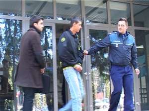Ieri, poliţiştii l-au dus pe Andrei Roman la sediul Parchetului de pe lângă Judecătoria Suceava