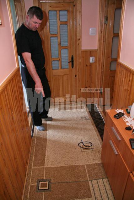 Vasile Hriţcu arătând spre locul în care şi-a găsit soţia fără suflare