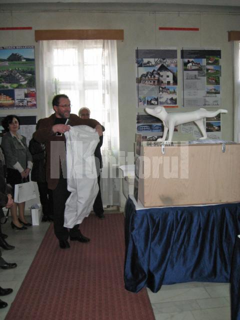 Arh. Constantin Gorcea, preşedintele  OAR - Filiala Nord-Est, dezvelind obiectul nomad trimis spre adopţie filialei