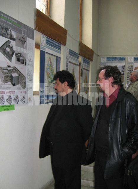 Directorii Muzeului Bucovinei, Constantin Emil Ursu şi Ion Mareş în faţa proiectului Muzeului pentru mileniul III