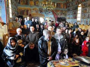 La slujbă au participat numeroşi credincioşi, care sunt legaţi sufleteşte de Mănăstirea Voroneţ