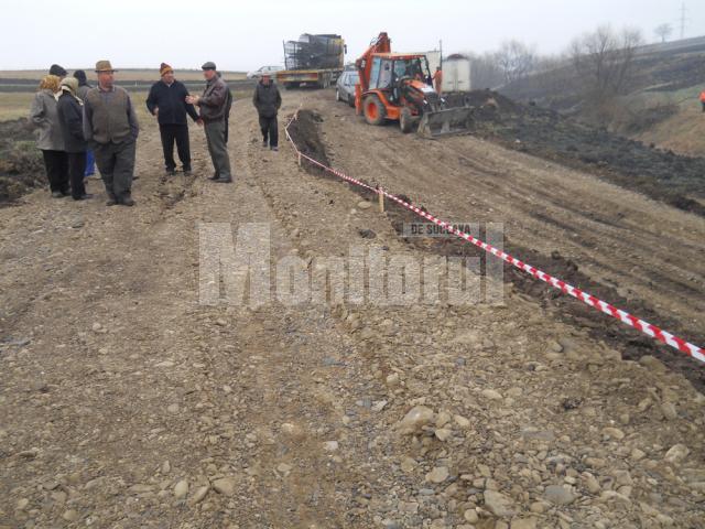Câteva zeci de persoane din comuna Şcheia au blocat ieri, timp de câteva ore, lucrările la şoseaua de centură a Sucevei