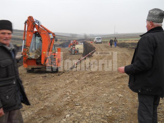 Câteva zeci de persoane din comuna Şcheia au blocat ieri, timp de câteva ore, lucrările la şoseaua de centură a Sucevei