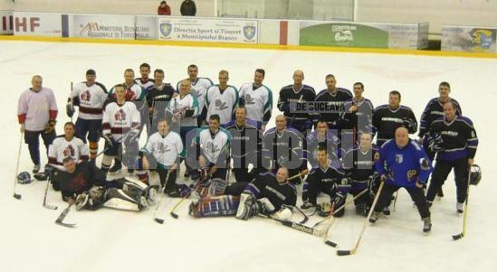 Poza de grup la finalul meciului de veterani dintre echipele Sucevei şi Braşovului