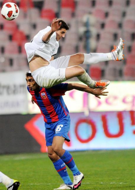 Bănel Nicoliţă, de la Steaua, şi Fabian Teuşan, de la Unirea Urziceni, în meciul dintre cele două echipe Foto: Mediafax