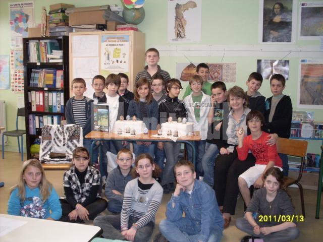 Elevii francezi au învăţat cum se încondeiază ouăle în Bucovina