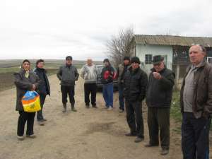Mai multi proprietari de terenuri din satul Sf. Ilie au blocat ieri dimineata,  lucrarile la soseaua de centura a Sucevei