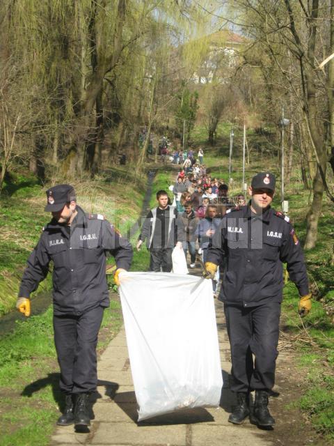 Sute de voluntari la acţiunea de curăţenie din parcul Şipote