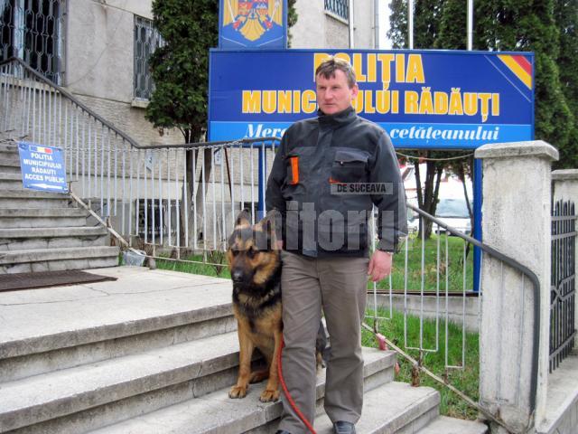 Agentul-şef Florin Afrăsinei şi câinele poliţist Mat