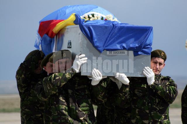 Sicriul metalic era acoperit cu steagurile Romaniei si ONU