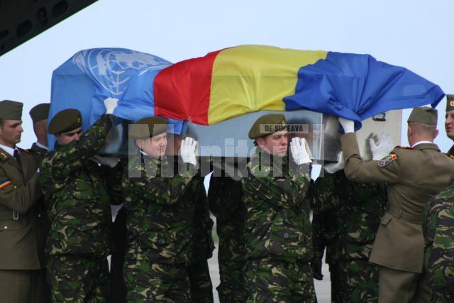 Sicriul metalic era acoperit cu steagurile Romaniei si ONU