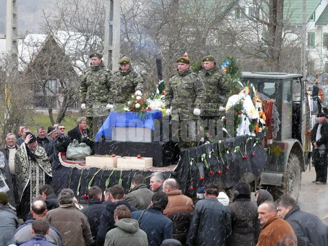 Cortegiul funerar, însoţit de militarii din Batalionul 335 din Botoşani