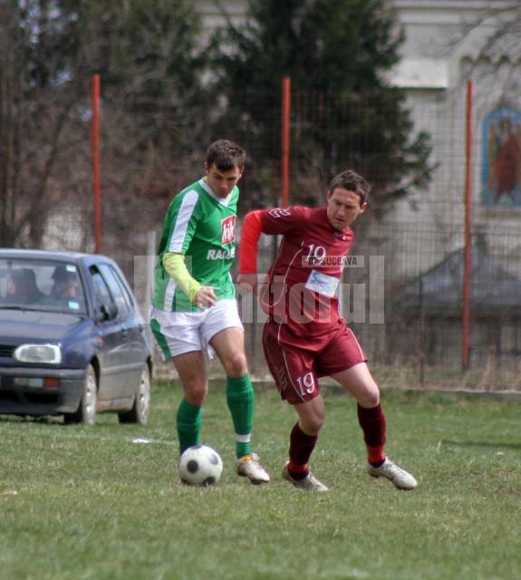 Avramia (la balon) a înscris al doilea gol pentru Sporting, în confruntarea de la Mihoveni, Rapid II