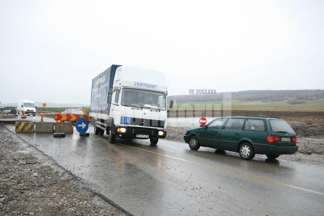 Traficul rutier se desfăşoară pe un singur sens