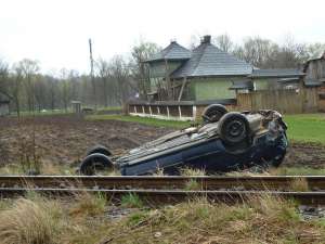 Un şofer teribilist a zburat peste calea ferată Rădăuţi – Gălăneşti, iar maşina a aterizat cu roţile în sus