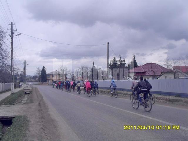 Elevii Şcolii din Salcea au îndemnat la folosirea bicicletei