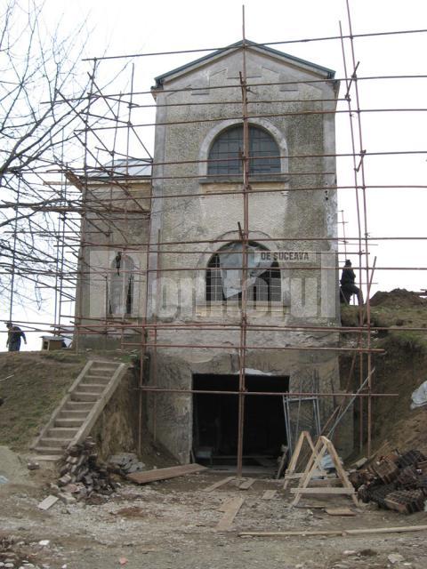 S-a realizat, prin spargerea peretelui de beton, intrarea în rezervoarele de apă care vor deveni spaţii expoziţionale