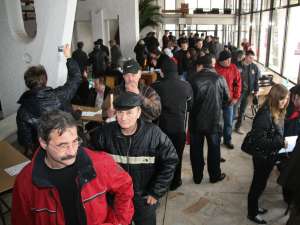 Peste o mie de şomeri, prezenţi la bursa organizată ieri în holul Casei de Cultură