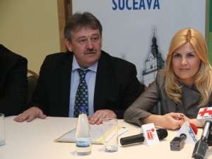 Primarul Marius Ursaciuc şi Elena Udrea la semnarea contractelor de finanţare